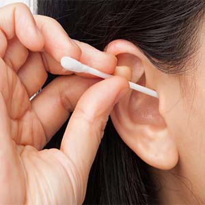 مضرات استفاده از گوش پاک‌کن/ چرا گوش درد می‌شویم؟