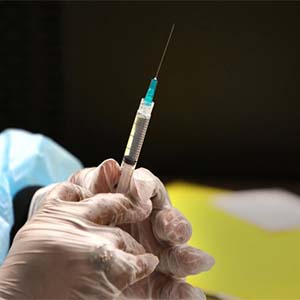 بیماران مبتلا به کرونا می‌توانند واکسن بزنند؟