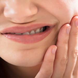 ۹ درمان خانگی برای تسکین دندان درد در شب